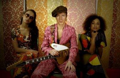 ZITA SWOON (photo)